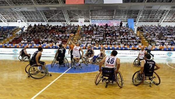 Engelliler basketbol karlamasnda dostluk kazand
